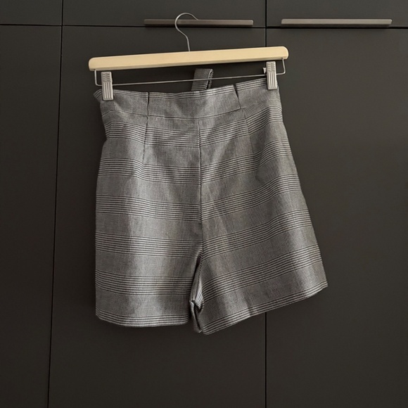 Stradivarius Houndstooth Pleated Shorts – Size 36 (Runs Large) - Picture 4 of 5